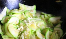 吃西葫芦瓜要削皮吗视频,西葫芦瓜去皮还是留皮？视频揭秘正确食用方法