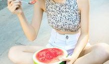 小萌妹吃瓜视频在线观看,带你领略网络红人的魅力瞬间