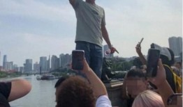 吃瓜大爷跳桥视频,太震撼了！