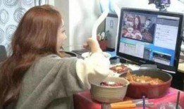 室友分手视频吃瓜拿纸巾