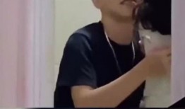 吃瓜亲吻的视频