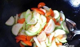 吃茄瓜的小朋友视频,小宝贝品尝茄瓜的欢乐瞬间