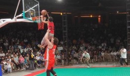 打篮球扣篮吃瓜视频,吃瓜群众见证篮球魅力