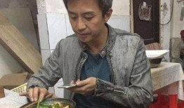 路边摊小吃帅哥吃瓜视频,趣味横生瞬间走红网络